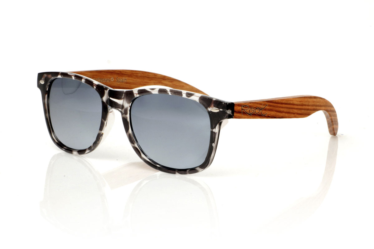 Wood eyewear of Walnut KHUN. KHUN are the new must-have for sunglasses lovers. With its design inspired by the classics, these glasses feature a transparent Tortoiseshell frame in a palette of gray and black with a satin gloss finish, bringing a modern mix to an iconic style. The Walnut temples not only contrast beautifully with the frame, but also add a touch of warmth and naturalness. Perfect for any occasion, the KHUN offers clear vision and protection without compromising style. With measurements of 152x49 and a caliber of 54, they fit perfectly, promising comfort and an impeccable look to those who wear them. for Wholesale & Retail | Root Sunglasses® 